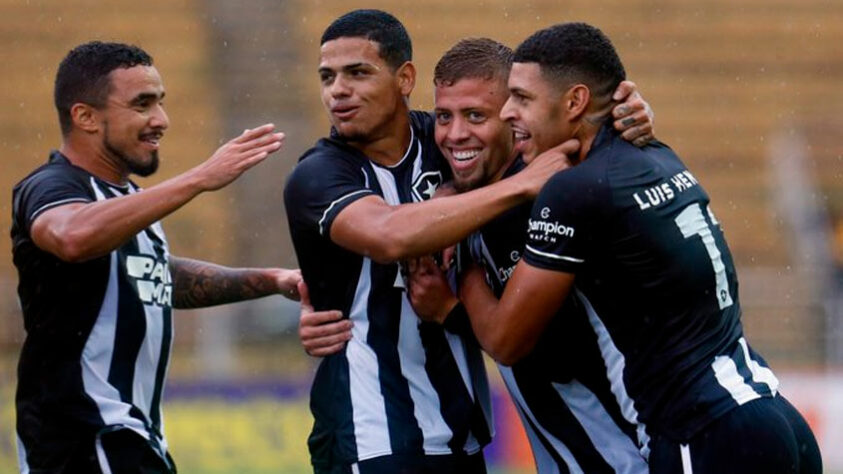 O Botafogo venceu o Audax na tarde deste domingo por 5 a 2 no Raulino de Oliveira e conquistou o título da Taça Rio. Méritos para Gustavo Sauer e Lucas Fernandes, que fizeram gols e deram dinâmica ao setor ofensivo alvinegro. 