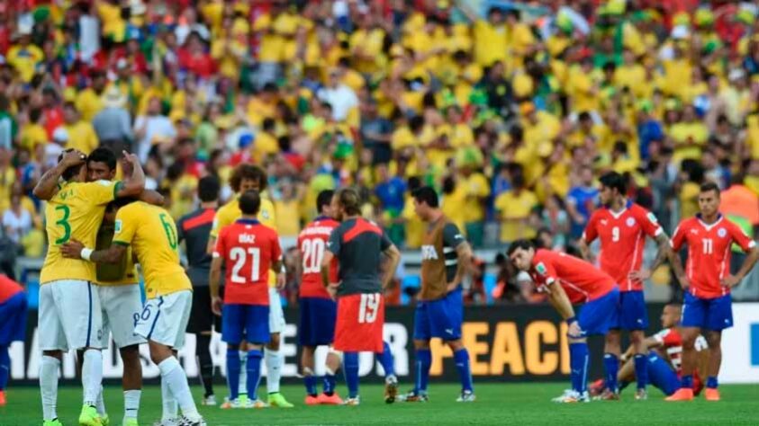 Nas oitavas, o Chile enfrentou o Brasil, dono da casa. Em uma partida dramática, o Chile esteve bem perto de eliminar a Seleção Brasileira. O jogo estava empatado em 1 a 1 e, no último lance, o Chile acertou a trave. Nos pênaltis, os brasileiros venceram. Mas a participação do Chile na Copa, sob o comando de Sampaoli, foi considerada positiva.