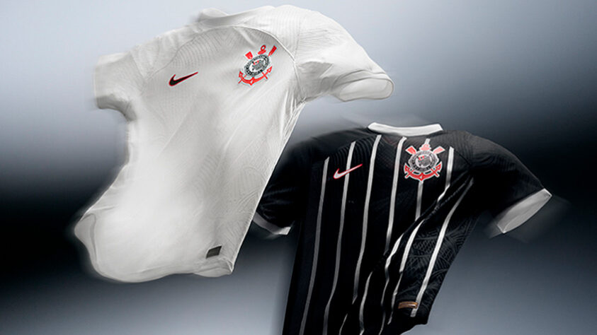 O Corinthians divulgou, nesta quinta-feira (13), as novas camisas que serão usadas pelo time na temporada de 2023. Os modelos foram inspirados na "Democracia Corinthiana", movimento organizado pelos alvinegros que aconteceu no início da década de 1980 e que teve a luta pela liberdade de expressão como uma das principais bandeiras. Veja a seguir alguns detalhes das novas camisas 1 e 2 do Timão.