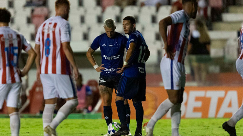 20º - Cruzeiro - 36,36% de aproveitamento (11 jogos, 3 vitórias, 3 empates e 5 derrotas / 12 gols marcados e 12 sofridos)