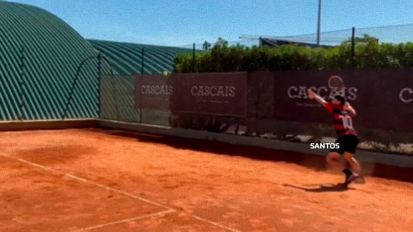 O tenista austríaco Dominic Thiem, durante preparação para o ATP de Estoril, em Portugal, treinou com a camisa de número 10 do Flamengo, que pertence ao atacante Gabriel Barbosa.