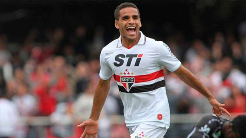 Douglas (meia) - 32 anos atualmente - Embora não tenha se destacado com a camisa do São Paulo, é um dos nomes mais lembrados daquele elenco tricolor, uma vez que esteve envolvido em uma transferência inusitada para o Barcelona. Com o passar do tempo, passou a exercer a função de lateral-direito, mas no momento está sem clube.