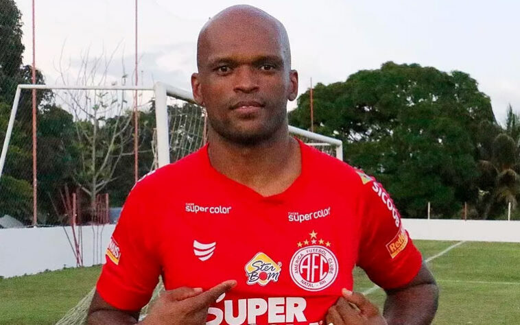 Édson José da Silva (36 anos) – zagueiro / Time: América-RN – Já defendeu o São Paulo e o RB Bragantino. Foi contratado pelo América-RN após deixar o Novorizontino-SP em 28 de abril de 2022.