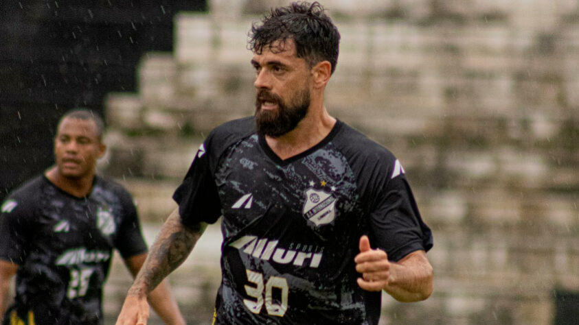 Fernando Canesin, 31 anos - Posição: meia - Nacionalidade: brasileiro - Último clube: Inter de Limeira - Sem contrato desde: março de 2023 / Canesin foi revelado pelo Anderlecht (Bélgica) e jogou quase 10 anos no país europeu. Desde 2020 tem defendido clubes brasileiros, como Athletico-PR, Cruzeiro e mais recentemente Inter de Limeira. 