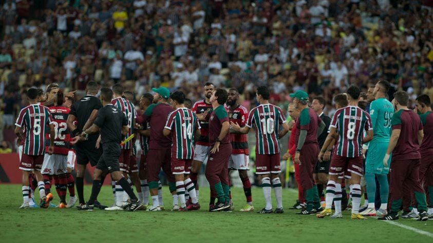 01/04/2023 - FLAMENGO 2x0 FLUMINENSE - No jogo de ida, os tricolores passaram por um susto. A equipe de Diniz foi envolvida pelo Flamengo e sofreu gols de Ayrton Lucas e Pedro. Só a vitória passava a interessar a equipe na decisão.