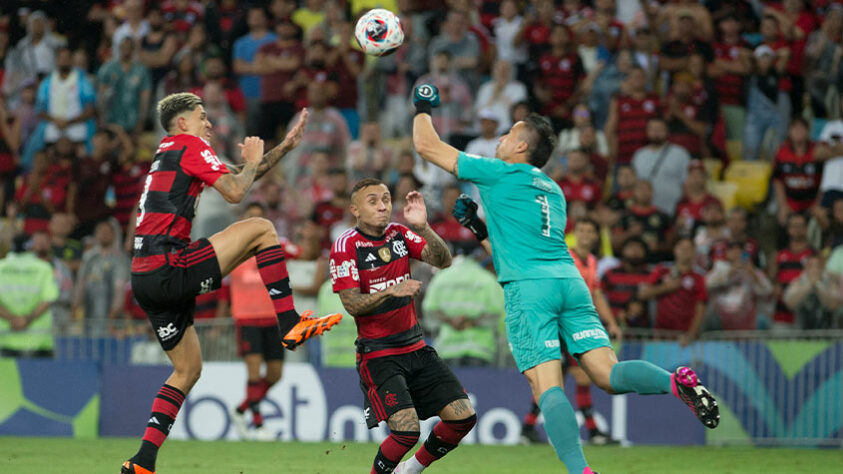 Ayrton Lucas acertou belo chute no final do jogo para diminuir para o Flamengo.