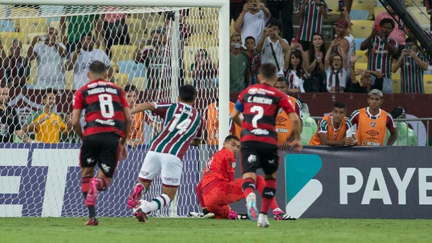 Na cobrança, Santos defendeu o chute de Cano, mas no rebote, o argentino marcou o terceiro.