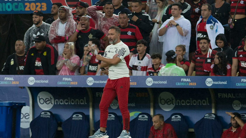 O Flamengo voltou para o segundo tempo com duas mudanças, entraram Everton Ribeiro e Matheus França e saíram Gabriel Barbosa e Léo Pereira.