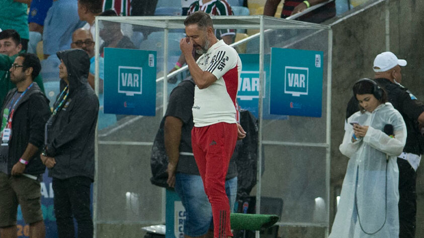 FECHADO - Vítor Pereira não é mais técnico do Flamengo. Quase dois dias após a derrota para o Fluminense na final do Campeonato Carioca, o clube anunciou a demissão do treinador português. Agora, a diretoria já se movimenta para encontrar o substituto. Com uma série de decisões pela frente, não há margem para erro.