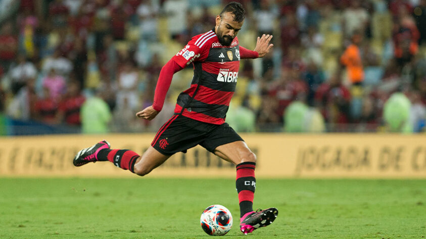 Aos 8 minutos do segundo tempo, pênalti para o Flu. Fabrício Bruno encostou com a mão na bola dentro da área.