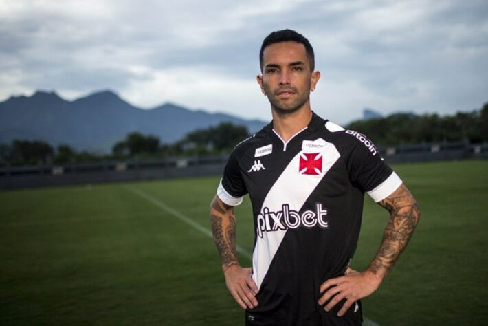 FECHADO - O Vasco anunciou a contratação do meia Gabriel Carabajal, de 32 anos. O jogador argentino chega emprestado pelo Santos até o fim da temporada e se torna o 16º reforço de 2023.