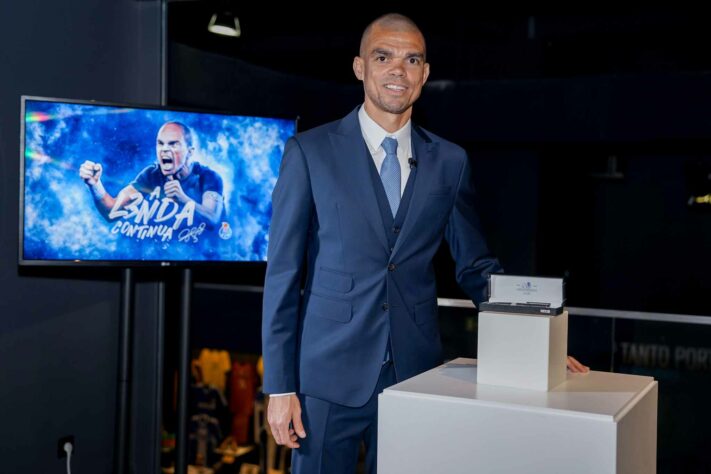 FECHADO - O zagueiro luso-brasileiro Pepe, do Porto, renovou seu contrato com o clube português. O anuncio foi feito nas redes sociais do clube. Pepe tem 40 anos e seu novo contrato vai até 2024. 