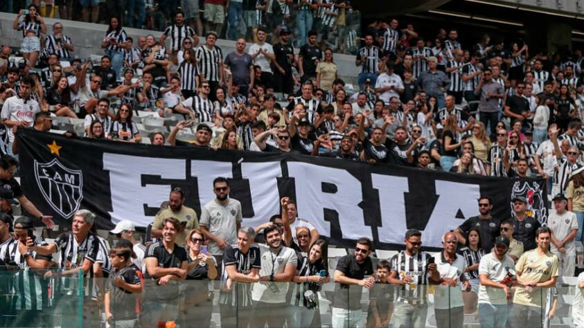 Os ex-jogadores que estiveram presentes em campo foram: João Leite e Victor (goleiros), Luizinho e Leonardo Silva (zagueiros), Paulo Prestes (lateral-esquerdo), Paulo Isidoro (meia), Vavá, Ubaldo Miranda, Reinaldo, Éder Aleixo, Marques e Heleno (atacantes).