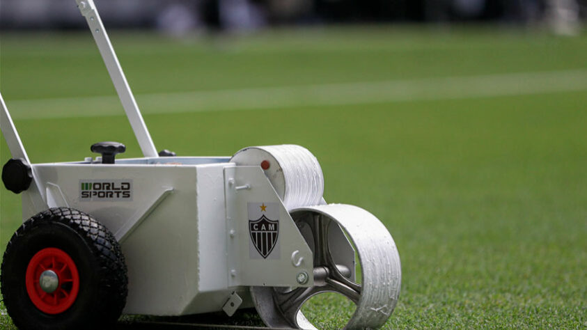 Após o ‘nascimento’, uma máquina de cal entrou no gramado para fazer a marcação das quatro linhas do campo.