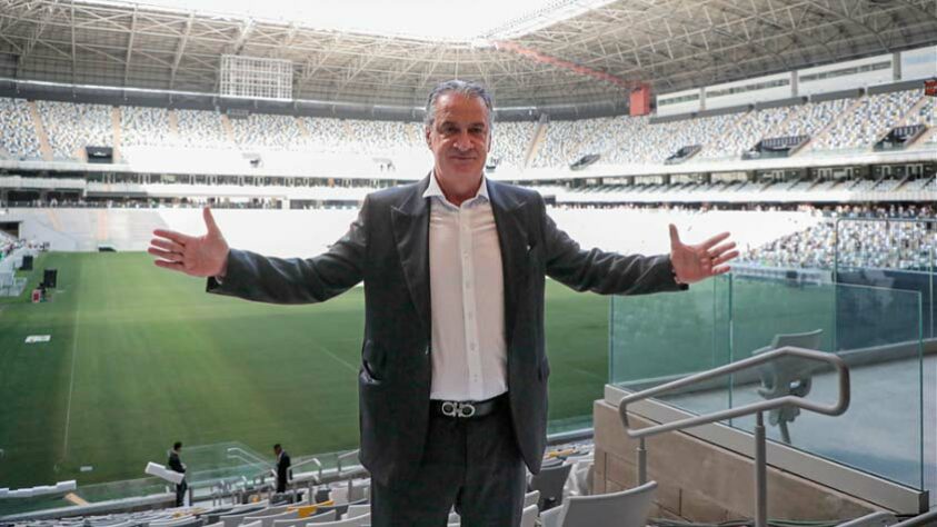 Depois dos discursos, o clube instalou as traves no campo. Alguns ex-jogadores e ídolos entraram no gramado para participar das primeiras atividades com bola.