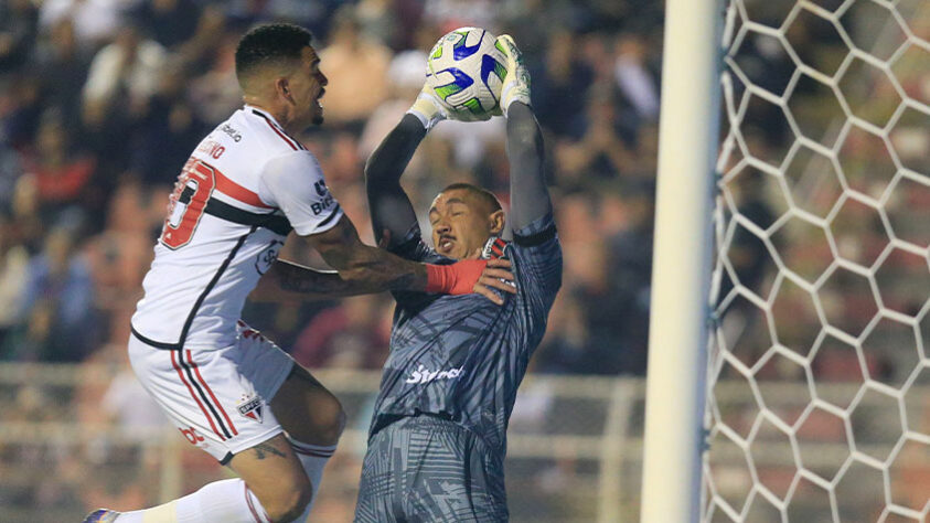 Ituano: Sobe - Defesa. Como apresentado em todos os jogos contra o São Paulo esse ano, a defesa do Ituano se mostrou bem fechada mesmo com a pressão tricolor. Desce - Poder ofensivo. A equipe praticamente não atacou e nem ofereceu perigo ao adversário, chegou muito pouco na área.