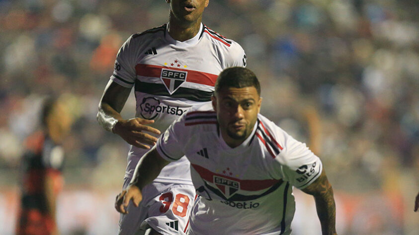 Já com Dorival Jr no comando da equipe, o São Paulo garantiu a classificação às oitavas de final com um bonito gol de Wellington Rato, que saiu do banco e em dois minutos mudou o jogo para o Tricolor contra o Ituano.