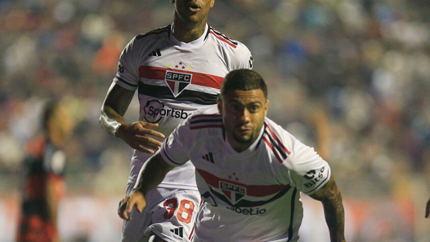 O São Paulo conseguiu sua classificação para as oitavas de final da Copa do Brasil após vencer o Ituano por 1 a 0, com gol de Wellington Rato. Com destaque para a defesa e o meio de campo 'mais arrumado', o autor do gol entrou no segundo tempo e em segundos resolveu - para a tranquilidade de Dorival Júnior. Veja as atuações individuais dos jogadores. (Por Izabella Giannola)