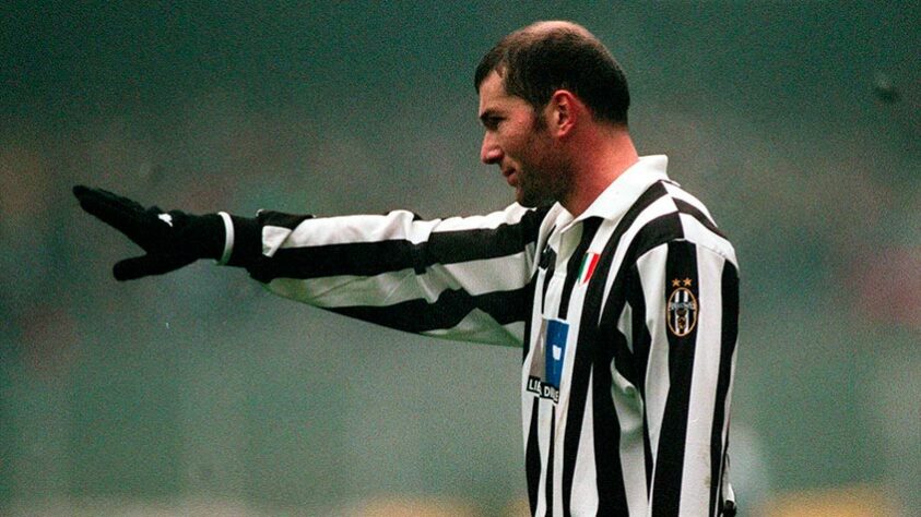 Um time com Zidane e Del Piero ficar invicto por 22 jogos não surpreende ninguém. Mas um time com Zidane e Del Piero perder um título, após 22 rodadas de invencibilidade, e nas últimas três partidas, isso sim chama a atenção. Foi o que aconteceu com a Juventus em 1999/2000, que perdeu dois dos seus últimos três jogos no Campeonato Italiano e acabou perdendo o titulo na última rodada para... a Lazio, que deixou o troféu da temporada anterior escapar em situação semelhante! O time de Turim terminou a campanha na segunda posição. 