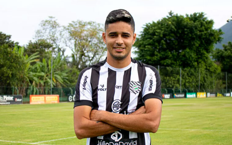 Léo Arthur (28 anos) meio-campista / Time: Figueirense-SC – Já defendeu o Corinthians. Foi contratado pelo Figueirense-SC após deixar o Londrina-PR em 11 de março de 2022.