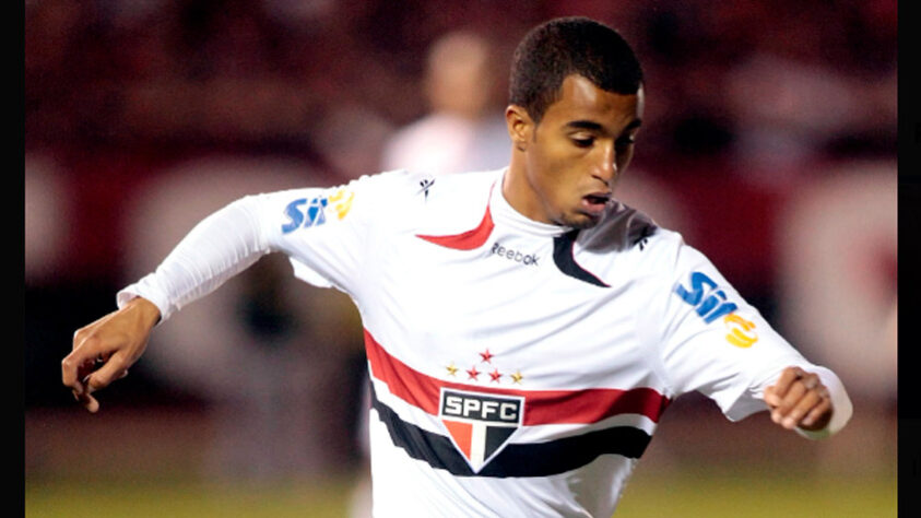 Lucas (atacante) - 30 anos atualmente - Na conquista da Sul-Americana 2012,, o jovem destaque das categoria de base do São Paulo já estava vendido ao PSG e recebeu a braçadeira de capitão das mãos de Rogério Ceni para se despedir do clube de Morumbi erguendo a taça de campeão. No momento é jogador do Tottenham.