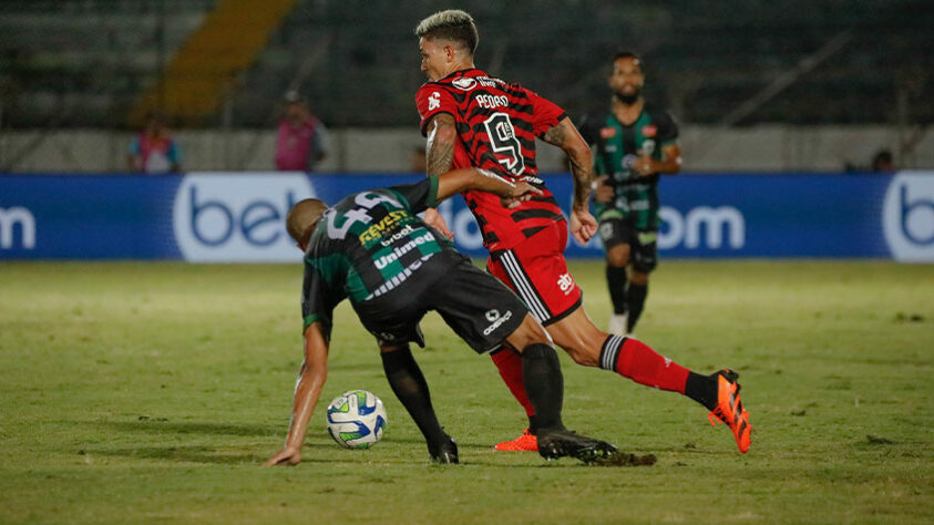 MARINGÁ - Eficiente e criativo, o Maringá dominou totalmente as ações da partida. Diante de um Flamengo que entrou sem vontade alguma, fez o dever de casa e leva boa vantagem para o jogo de volta. 