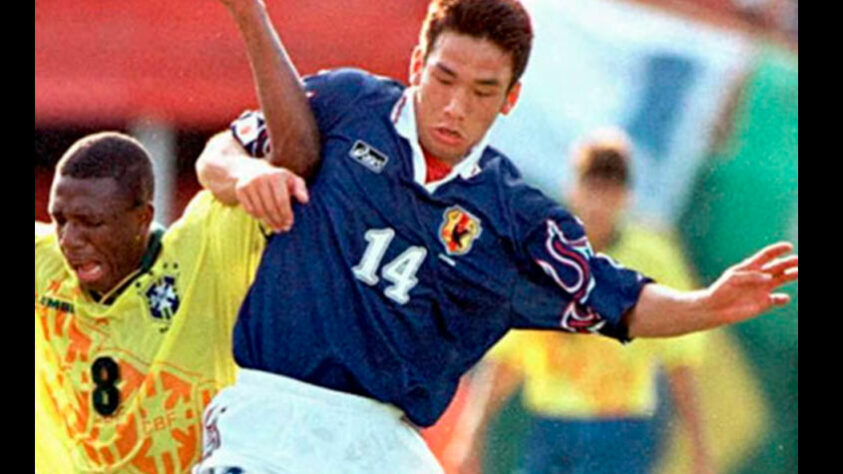 Um dos maiores ídolos do futebol japonês, Nakata disputou duas Olimpíadas (1966 e 2000) e três Copas do Mundo (1998, 2002 e 2006). Além disso, chegou a dividir campo com jogadores como Gabriel Batistuta e Francesco Totti na Roma. No entanto, Nakata passou a se sentir desiludido com o futebol e optou em encerrar a sua carreira em julho de 2006.