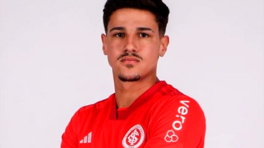 FECHADO - O Internacional oficializou a contratação do volante Rômulo, de 23 anos. O garoto foi uma indicação do técnico Mano Menezes após se destacar durante a última edição do Campeonato Mineiro, no qual atuou pelo Athletic.