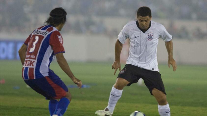 As lesões, a dificuldade para manter o peso e o desgaste do dia a dia culminaram na decisão de Ronaldo se aposentar dos gramados em fevereiro de 2011, quando era jogador do Corinthians. Mas, fora de campo, o Fenômeno continua envolvido no futebol sendo proprietário do Cruzeiro e do Real Valladolid, da Espanha.