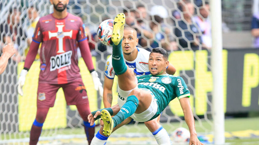 A partida começou com pressão do Palmeiras, criando três oportunidades de gol antes dos dez minutos de jogo.