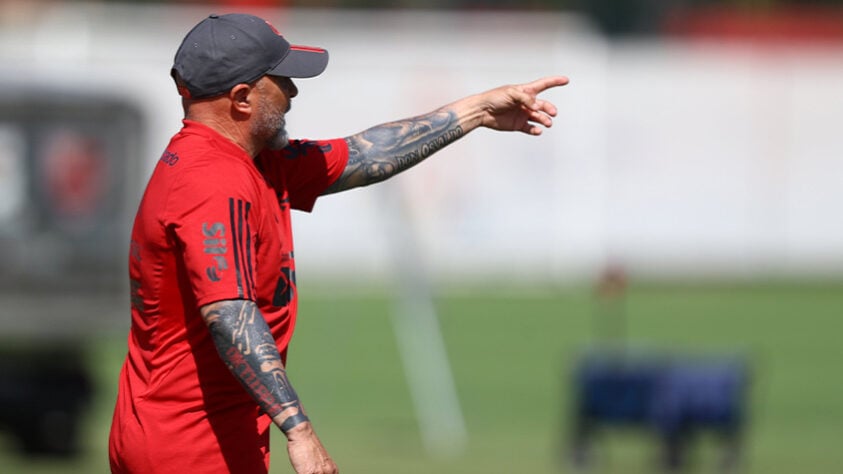 ESFRIOU: Sampaoli cobra um volante após saída de Vidal, mas Marcos Braz e Bruno Spindel, responsáveis pelo futebol do Flamengo, seguem reforçando, publicamente, o poderio e a qualidade do atual elenco.