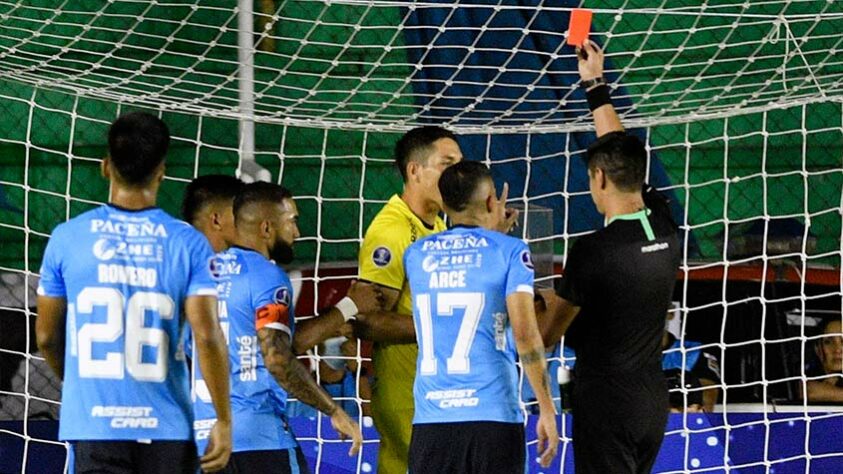 Blooming: SOBE - O time foi consistente, mas não teve destaques individuais. // DESCE - O goleiro Uraezaña foi expulso e complicou a vida do time. Após seu erro, o clube não voltou a atacar.