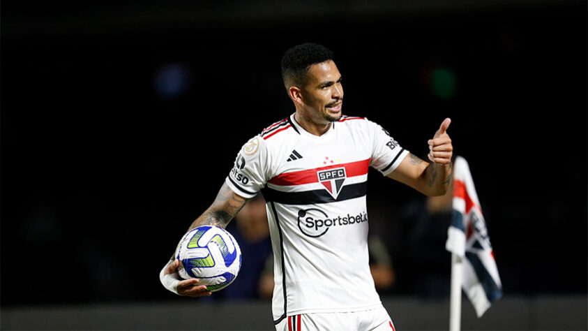 O São Paulo venceu o América-MG por 3 a 0 no Morumbi pela segunda rodada do Brasileirão, em jogo que marcou a reestreia de Dorival Júnior como técnico do Tricolor. Os gols da equipe foram marcados por Luciano (20'/1ºT), Calleri (36'/2ºT) e Marcos Paulo (50'/2ºT). Apesar do placar elástico, time do Morumbi passou dificuldades e o goleiro Rafael fez grandes defesas e foi o melhor em campo. Veja as notas do LANCE!.