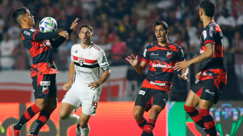 O São Paulo encontrou o Ituano nesta terça-feira (11) pela estreia na Copa do Brasil. A partida foi válida pelo jogo de ida da terceira fase do mata-mata, mas pouco entregou. O Tricolor se contentou com um empate sem gols, mas que por sorte, não virou um resultado negativo. Muitos erros básicos em campo, tomadas de decisões erradas e pouca criatividade. Agora, o time do Morumbi terá que correr atrás no duelo de volta, que acontecerá fora de casa. Veja as atuações individuais dos jogadores. (Por Izabella Giannola)