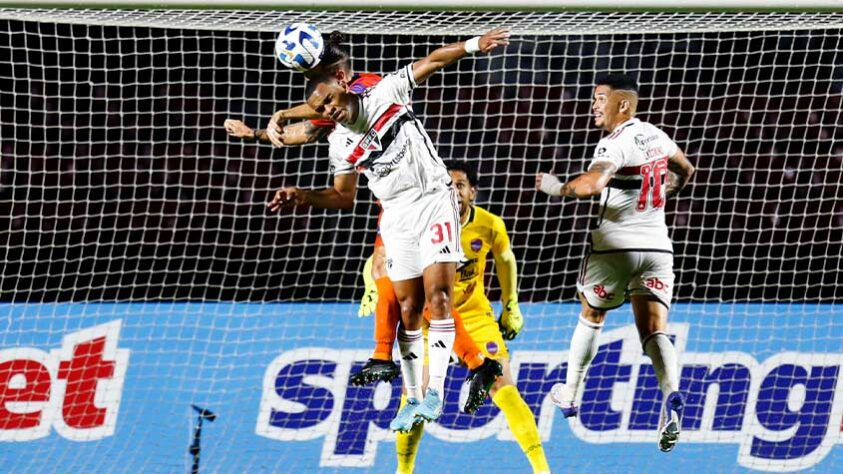 O São Paulo venceu o Puerto Cabello por 2 a 0, mas salvo quase nos minutos finais por Marcos Paulo e Michel Araújo. Não foi uma noite de grandes atuações, por boa parte do confronto, mas algumas mudanças pontuais fizeram a diferença. Pressionado, Rogério Ceni tinha essa vitória como obrigação. Veja as atuações individuais dos jogadores. (Por Izabella Giannola)