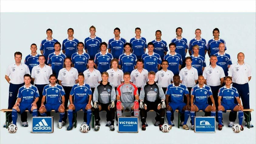 Schalke 04 - Campeonato Alemão, temporada 2006/2007 - Tinha seis pontos de vantagem a 13 rodadas do fim do campeonato. 