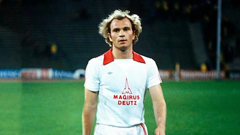 Uli Hoeness (delantero) – retirado a los 27 años