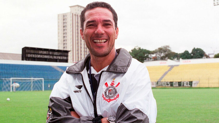 Vanderlei Luxemburgo foi anunciado como novo técnico do Corinthians. As negociações foram concluídas nesta segunda-feira, após o Timão não obter sucesso com Mano Menezes e ter recuado por Roger Machado. Essa será a terceira passagem de Luxa como treinador do clube. Relembre: