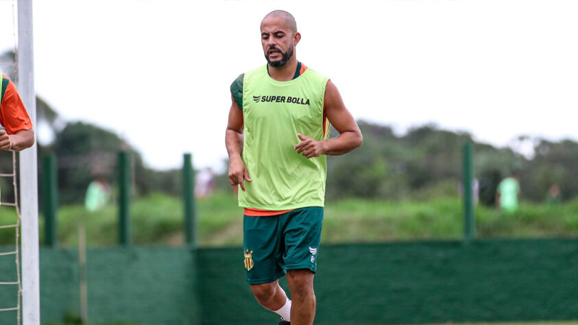 Bragantino - 8 jogadores emprestados: Thonny Anderson, 25 anos (meia; emprestado ao ABC até novembro de 2023); Gabriel Novaes, 24 anos (atacante; emprestado ao Goiás até dezembro de 2023); César Haydar, 22 anos (zagueiro; emprestado ao Junior Barralquilla-COL até junho de 2023); Weverton, 23 anos (lateral-direito; emprestado ao Ponte Preta até novembro de 2023); Vitinho, 25 anos (meia; emprestado ao Juventude até dezembro de 2023); Ytalo (foto), 35 anos (atacante; emprestado ao Sampaio Corrêa até dezembro de 2023); Leandrinho, 24 anos (atacante; emprestado ao Maringá até dezembro de 2023); Douglas Mendes, 18 anos (zagueiro; emprestado ao FC Liefering-AUT até junho de 2023).