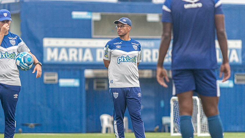 Alex de Souza - 45 anos. Demitido do Avaí no início do mês de maio.