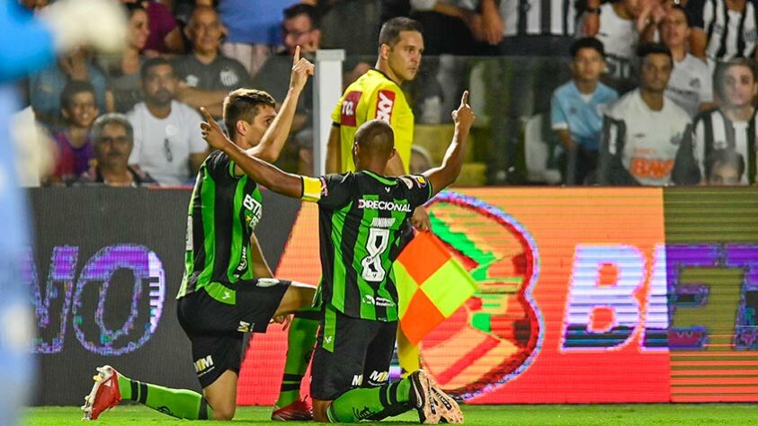 América-MG – SOBE: Everaldo – Marcou um golaço e foi o jogador mais perigoso do Coelho na partida. / DESCE: Sistema Defensivo – A defesa do América-MG cometeu diversas falhas defensivas ao longo do jogo, possibilitando três gols do Peixe.