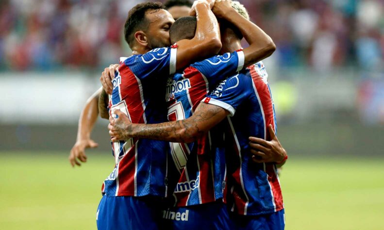 Bahia: Atualmente na primeira divisão do Campeonato Brasileiro, o Bahia, nesta última quarta-feira (3), oficializou a venda de 90% da SAF para o Grupo City (Inglaterra). Os 10% restantes seguem na posse do time baiano. O conglomerado se comprometeu a investir R$ 1 bilhão nos próximos 15 anos, sendo R$ 500 milhões para contratação de atletas, R$ 300 milhões para pagamentos de dívidas e R$ 200 milhões para infraestrutura e categorias de base.