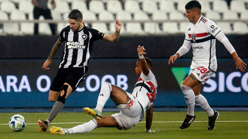 Estreia com derrota contra o Botafogo pelo Campeonato Brasileiro