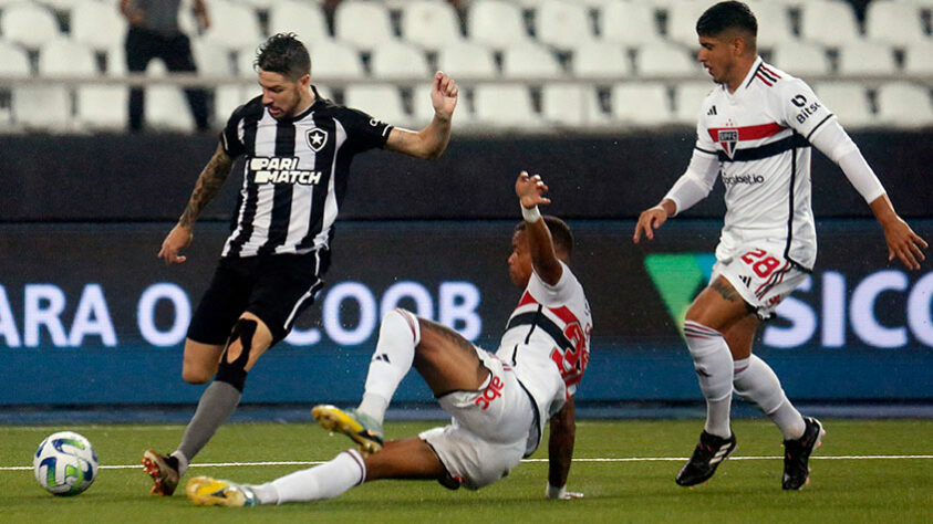 O São Paulo largou mal no Brasileirão. Atuando no Engenhão, a equipe melhorou a criação ofensiva. Mas... Viu o seu sistema defensivo deixar a desejar e dar de bandeja a vitória por 2 a 1 ao Botafogo. Eis as notas, por Rafael Ribeiro