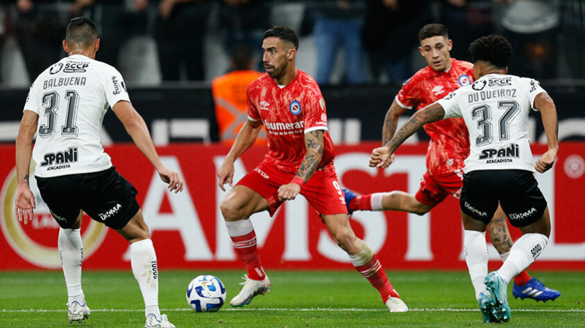 Argentinos Juniors: SOBE - Federico Redondo: o símbolo do time. Excelente no combate defensivo, e lúcido na organização dos ataques do time. Desfilou diante da superioridade numérica que seu time tinha no meio-campo. / DESCE - Contra-ataques: o time puxou bons contra-ataques, mas não conseguiu definir o jogo a partir deles. O último passe poderia ter sido melhor. 