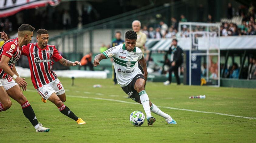 CORITIBA - Sobe - Bruno Gomes: Foi a principal peça do Coritiba e abriu o marcador com poucos minutos de jogo. Desce - Alef Manga: Perdeu ao menos três chances de gol. Faltou calibrar o pé e ter mais calma na finalização.