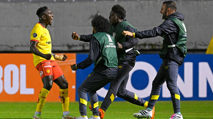 AUCAS - Primeiro tempo ruim e segundo tempo excelente. Destaque para o lado esquerdo do ataque equatoriano, que brincou com a defesa do Flamengo quando quis. 