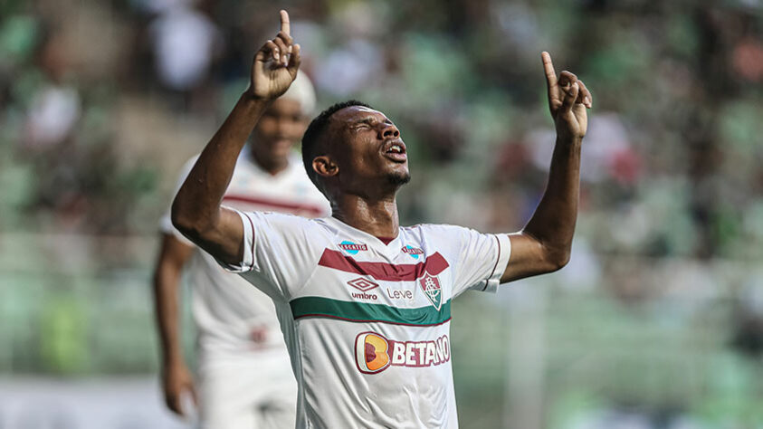 O Fluminense não fez um grande primeiro tempo, porém subiu de produção com as mexidas de Fernando Diniz e estreou com vitória por 3 a 0 sobre o América-MG pelo Brasileirão. Cano, John Kennedy e Lelê marcaram os gols do triunfo tricolor, no estádio Independência. Confira as notas dos jogadores da equipe carioca. 