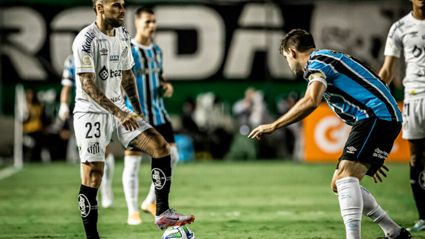 O Santos foi derrotado por 1 a 0 pelo Grêmio na noite deste domingo (16), no estádio Alfredo Jaconi, pela estreia no Campeonato Brasileiro. O gol da partida foi marcado pelo lateral João Pedro ainda no primeiro tempo, após belo chute de fora da área. Confira as notas do Santos (por Vitor Palhares)