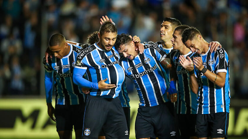 GRÊMIO: SOBE - João Pedro: O lateral gremista foi o autor do único gol da partida, após belo chute de fora da área. / DESCE - Luis Suárez - O atacante uruguaio pouco participou do jogo do Grêmio, em sua única oportunidade de marcar, errou o pênalti que deixaria o Imortal com dois gols de vantagem.